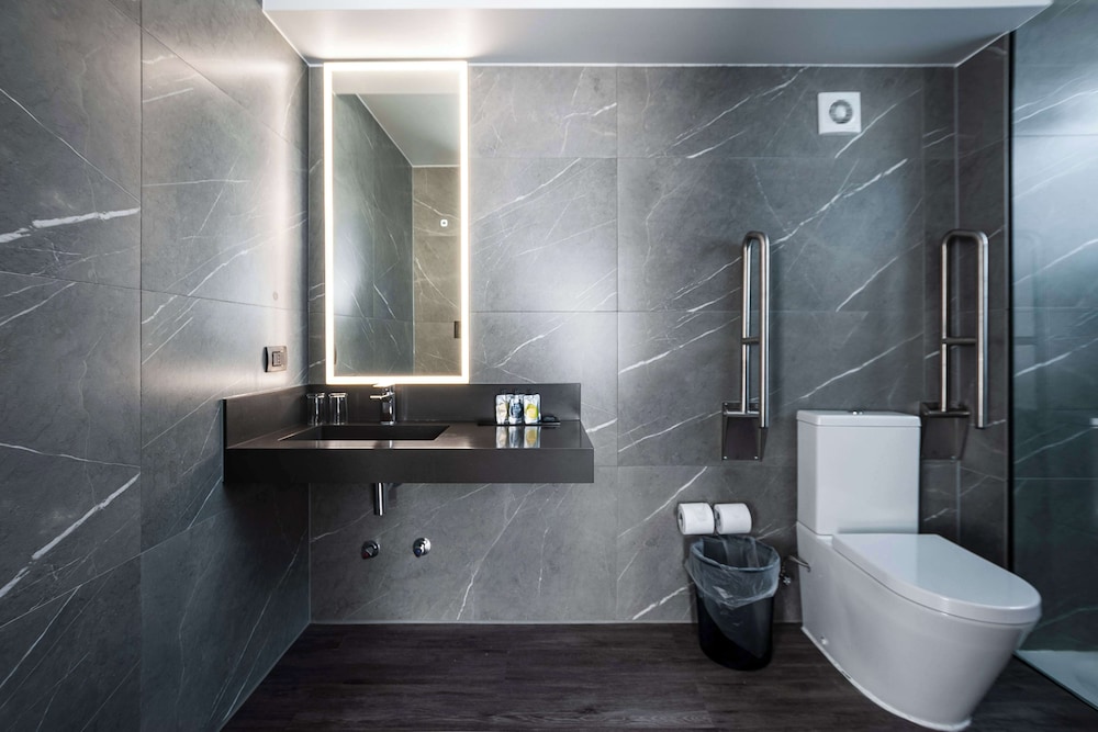 Junior Suite, 1 Queen Bed, Accessible (Mobility & Hearing/Roll-In Shower)