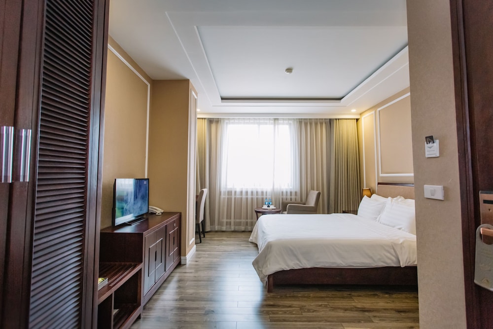 Deluxe Room, 1 King Bed, River View photo 2