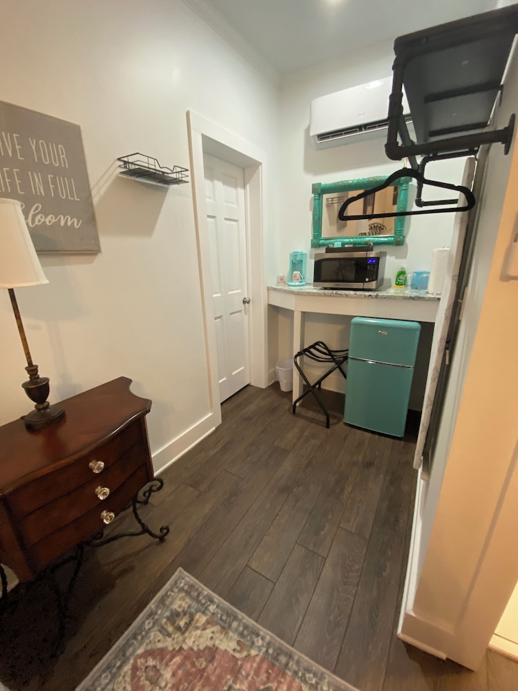 203 Jacks Creek Room photo 3