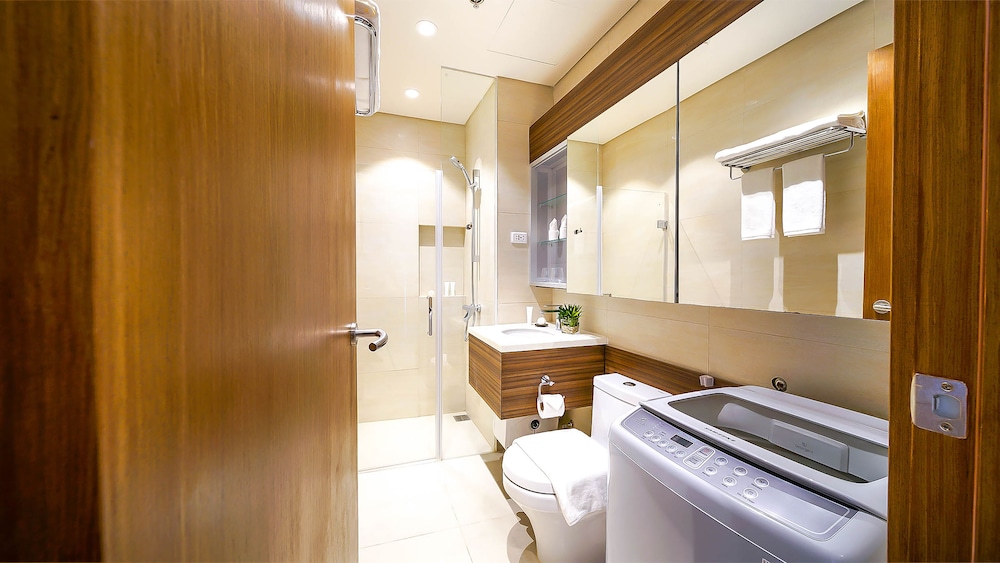 Suite, 1 Bedroom (guests age 18-59) - Photo 2