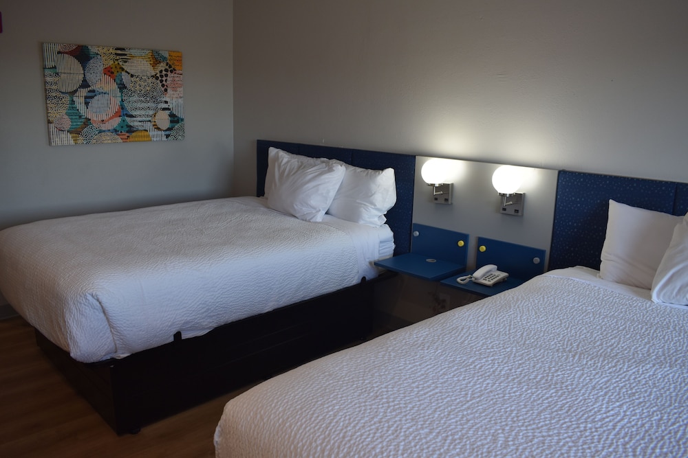 Standard Room, 2 Queen Beds, Non Smoking - Photo 2
