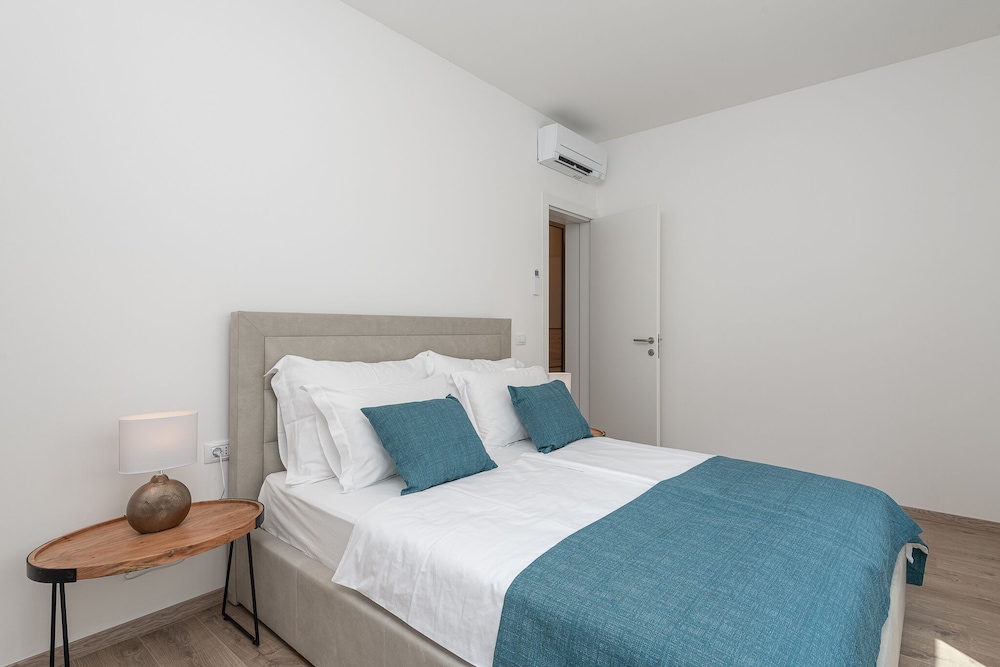 Deluxe Apartment, 3 Bedrooms, Beach View, Beachfront (Lovor 4)