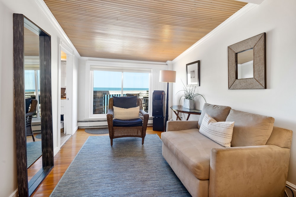 Premium Room, 1 King Bed, Balcony, Ocean View photo 2