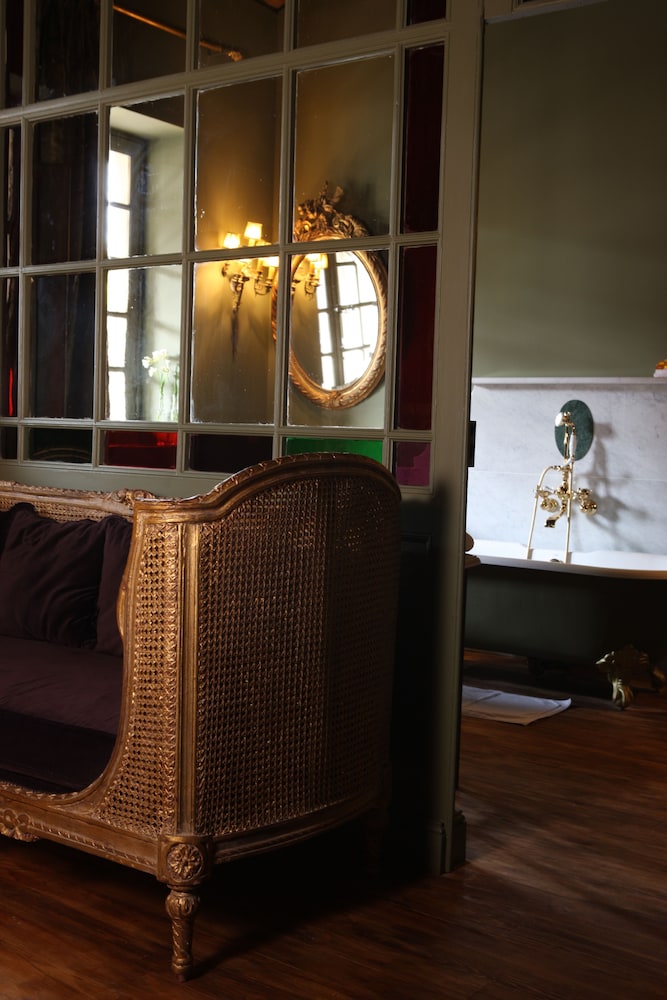 Suite - Photo 8