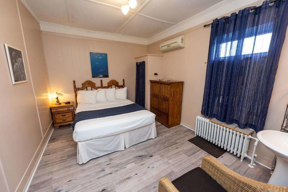 Economy Room, 1 Queen Bed photo 1