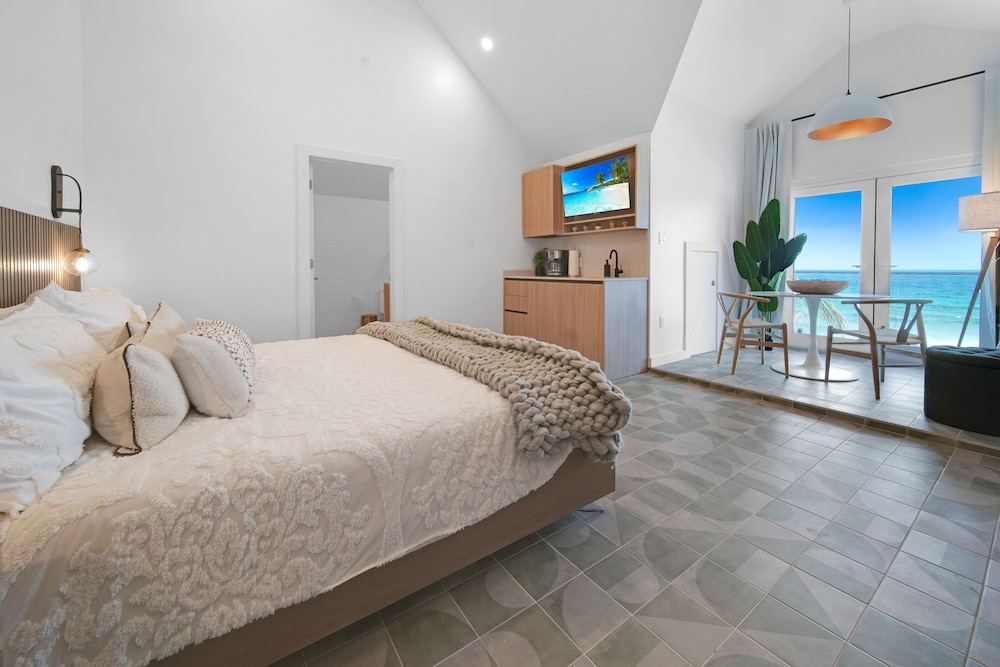 Deluxe Room, 1 Queen Bed, Ocean View photo 2