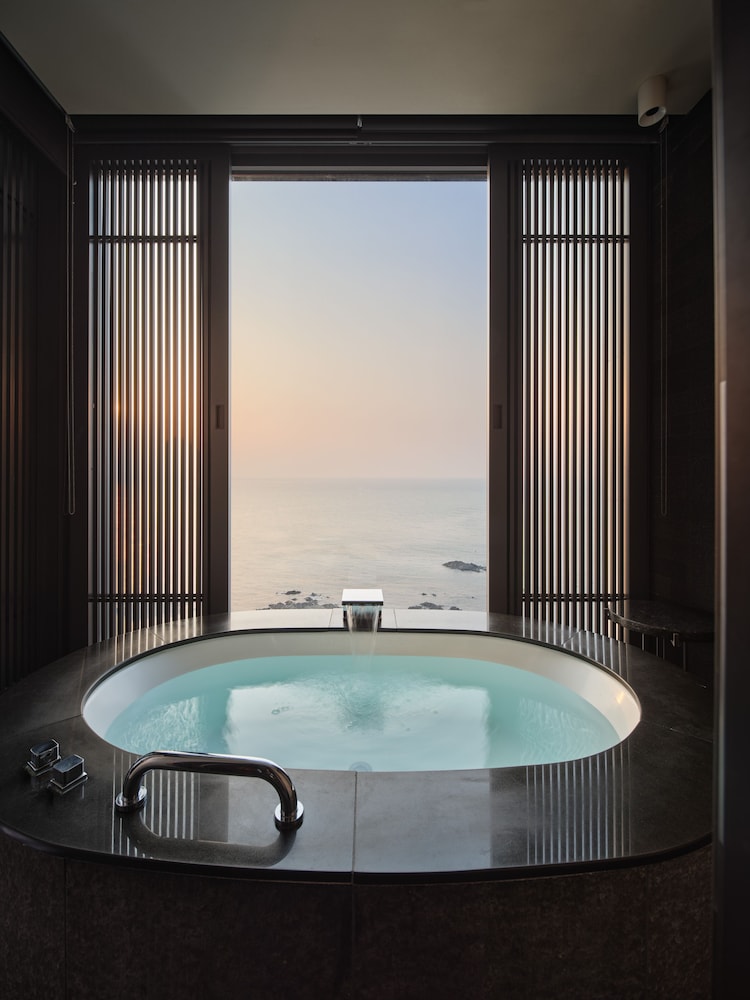 [Journey Box 40] Suite, 1 King Bed, Ocean View (With Lounge Access)