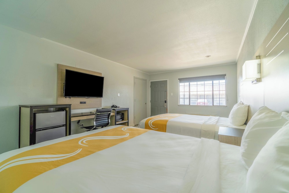 Room, 2 Queen Beds, Non Smoking - Photo 8