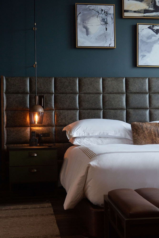 Thompson Suite with 1 King Bed - Photo 6