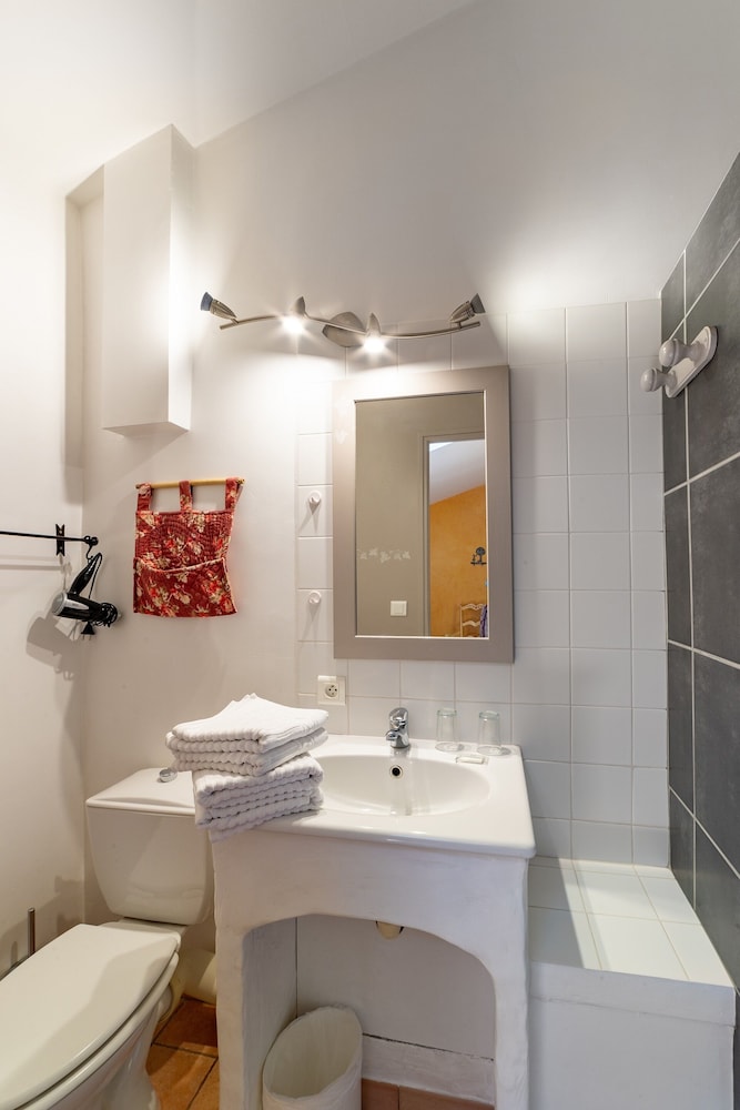 Standard Triple Room, Ensuite (Tournesol) photo 3