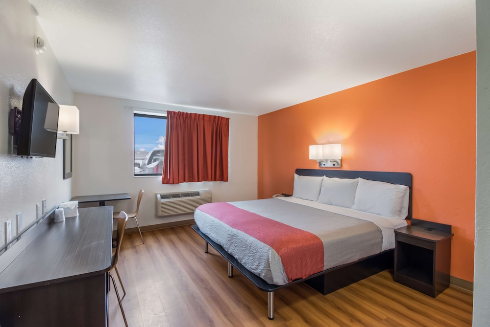 Standard Room, 1 King Bed, Non Smoking photo 1