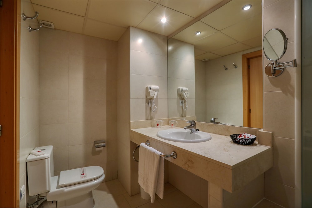 Classic Room (2 Adults + 1 Child) - Photo 6