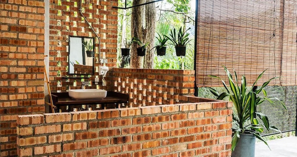 Luxury Room with Balcony - Photo 5