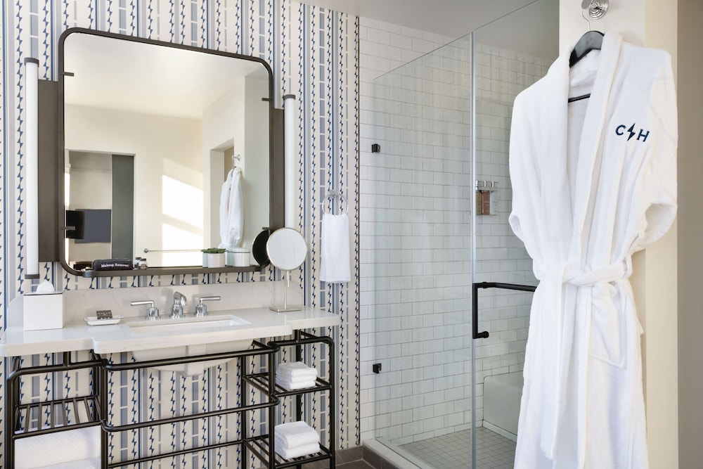 Suite, 1 King Bed (Main Line) - Photo 4
