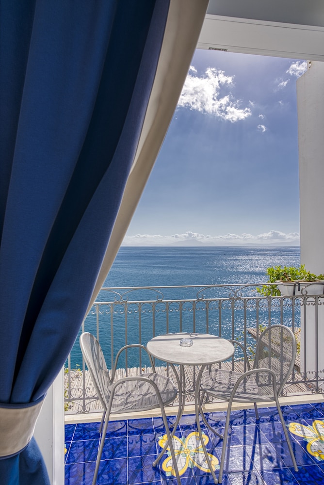 Classic Double or Twin Room, Balcony, Sea View photo 3