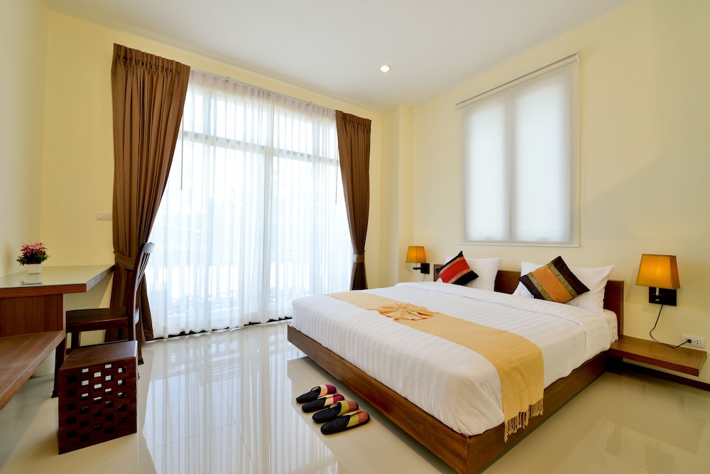Standard Lower Floor, 1 King Bed, Non Smoking photo 2
