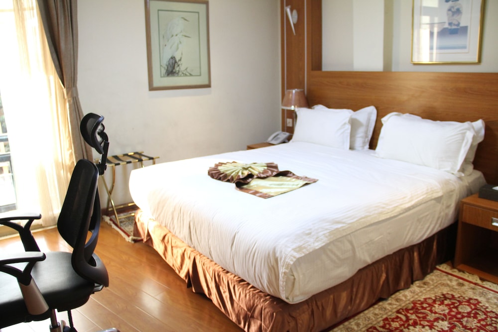 Deluxe Suite, Pool View