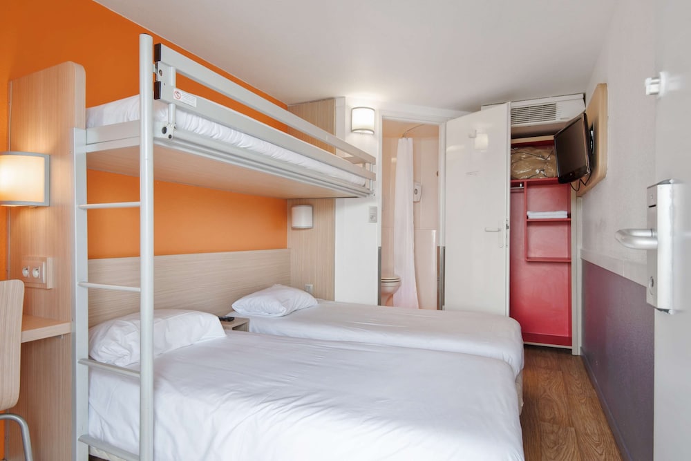 Standard Room, 3 Twin Beds - Photo 8