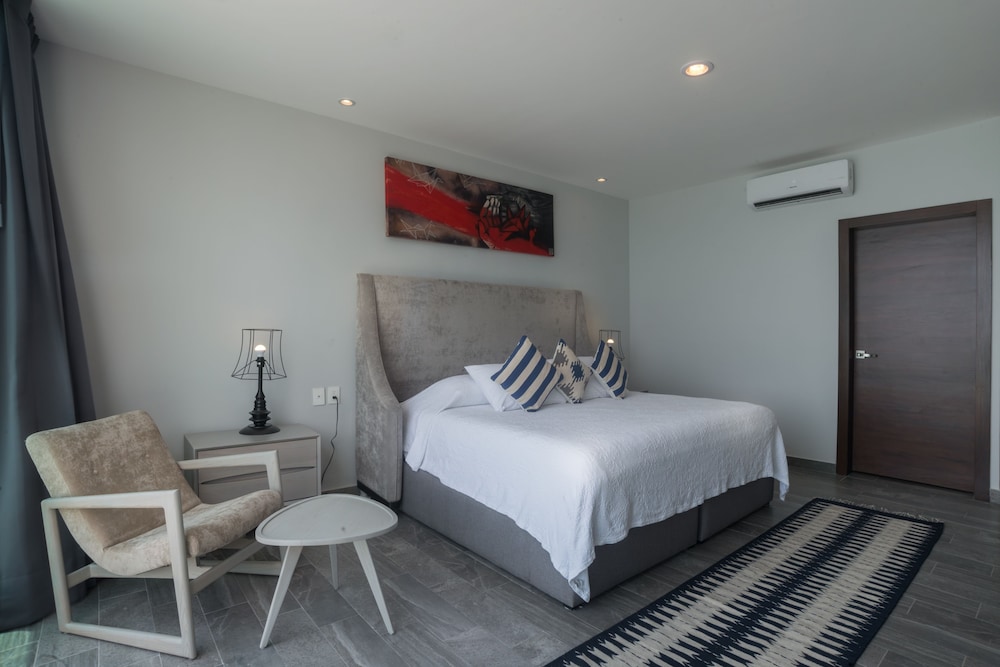 Suite, 1 King Bed, Partial Sea View photo 1