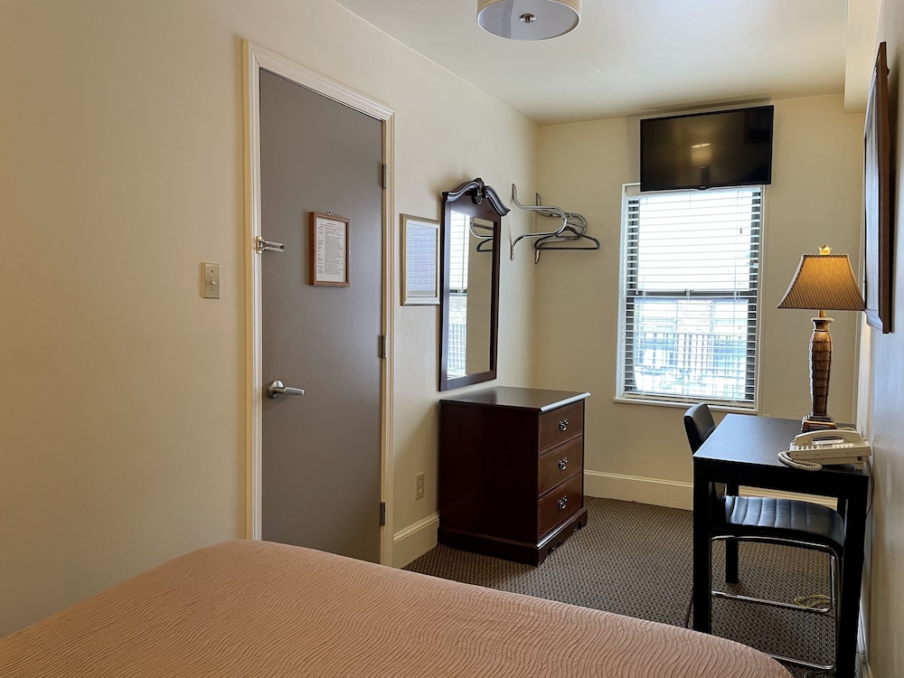 Economy Double Room, Ensuite photo 3