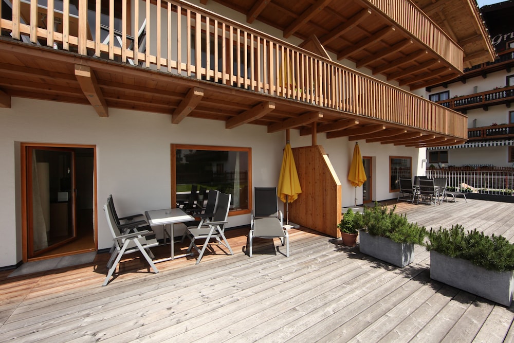 Classic Apartment, 2 Bedrooms, Mountain View, Garden Area photo 3