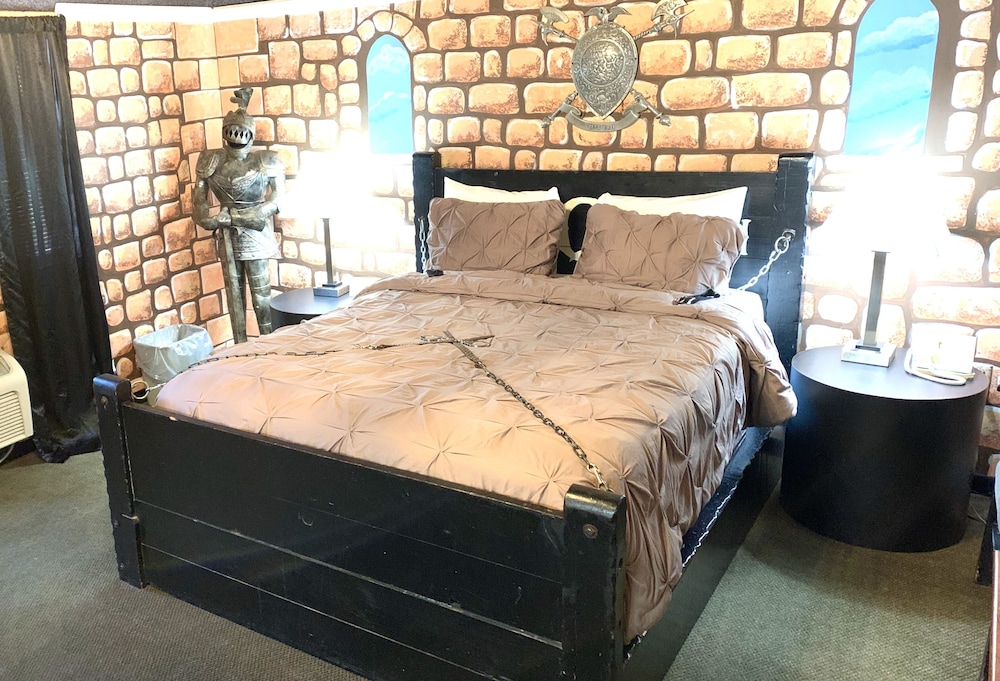 Mid-Evil, 1 Queen Bed (Downstairs)