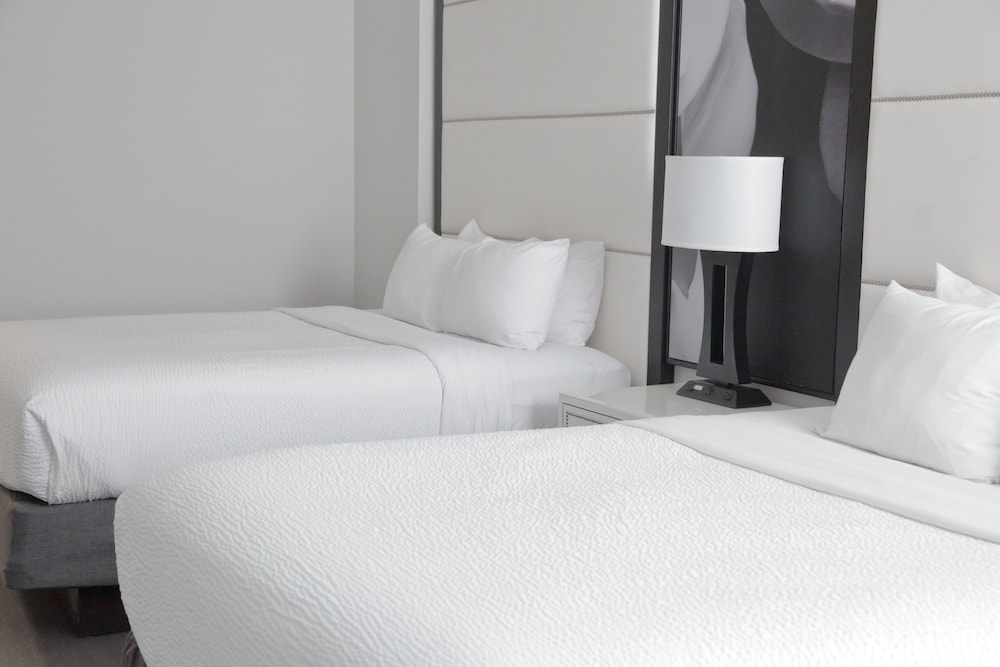 Room, 2 Queen Beds, Non Smoking - Photo 9