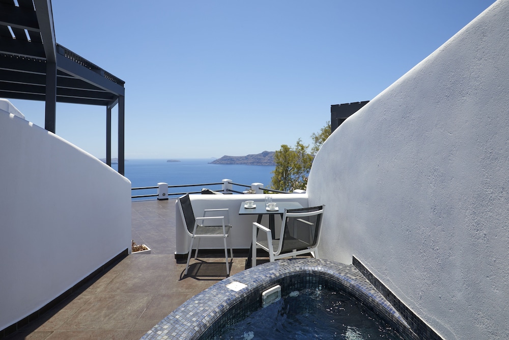 Elegant Suite with outdoor heated private Jacuzzi - Photo 27