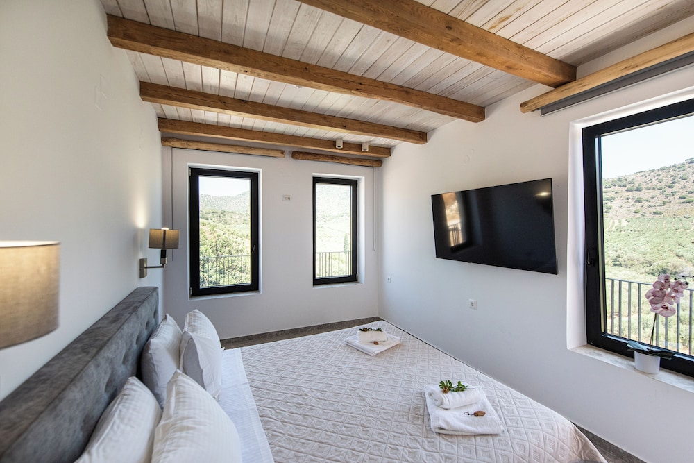 Senior Suite, Balcony, Mountain View