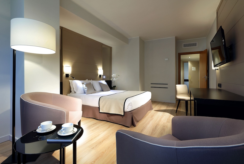 Double Room, City View thumbnail 5