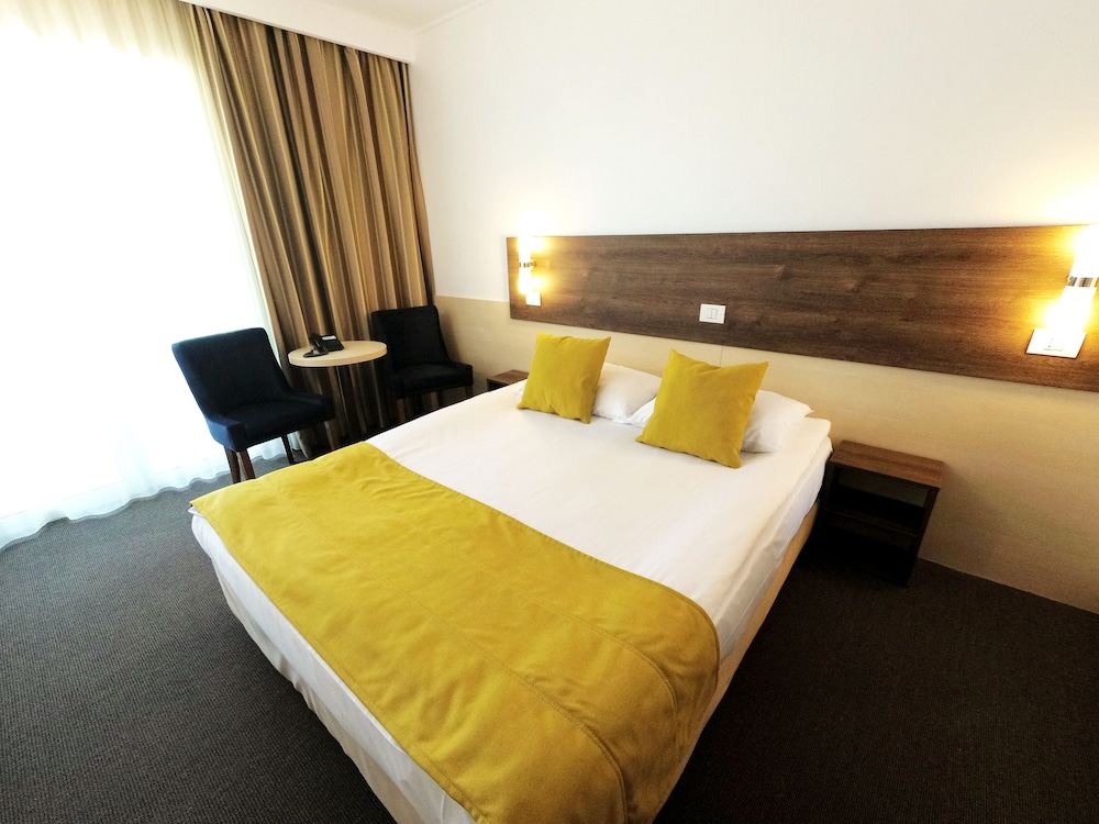 One Queen Bed Room, With Sea-View, Air-Condition, Balcony, Nonsmoking photo 3