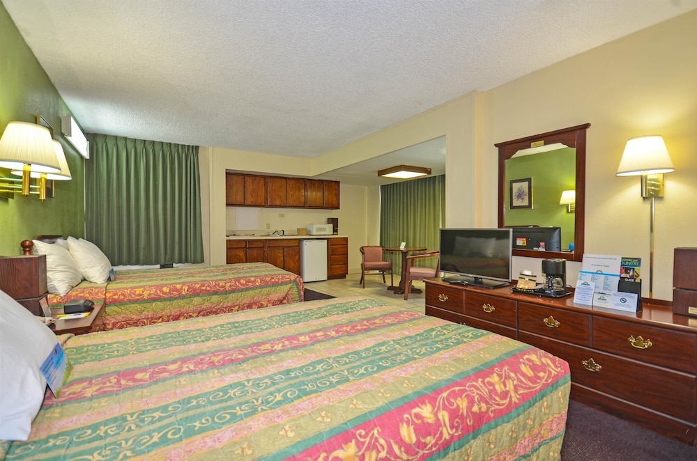 2 Double Beds, Mobility Accessible Room, Bathtub w/ Grab Bars, Non-Smoking - Photo 2