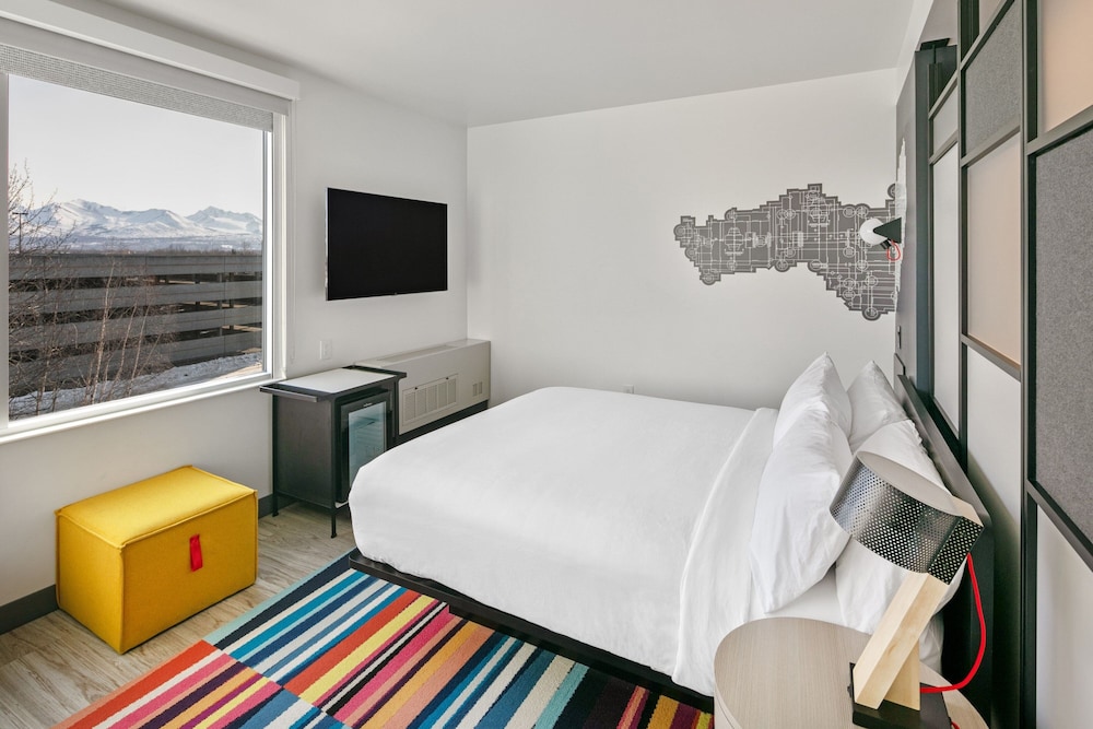 Room, 1 King Bed (Mobility Accessible, Roll-In Shower) photo 2