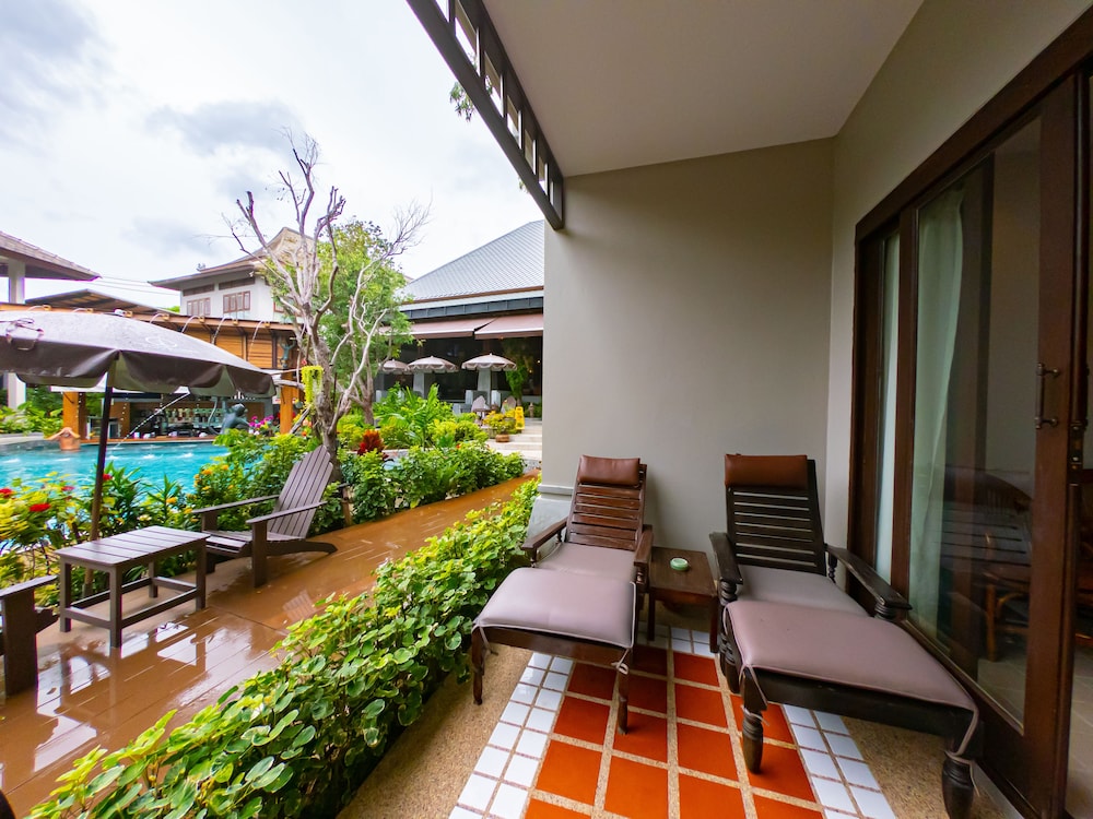 Superior Triple (Pool View) - Photo 7