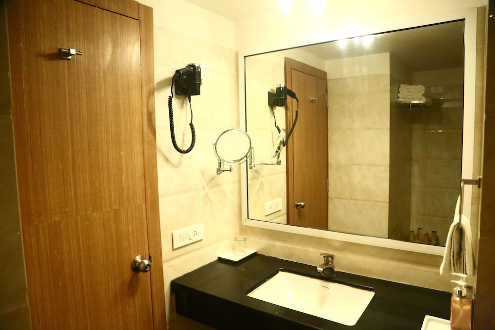 Grand Room, 1 Queen Bed, Accessible, Non Smoking photo 2