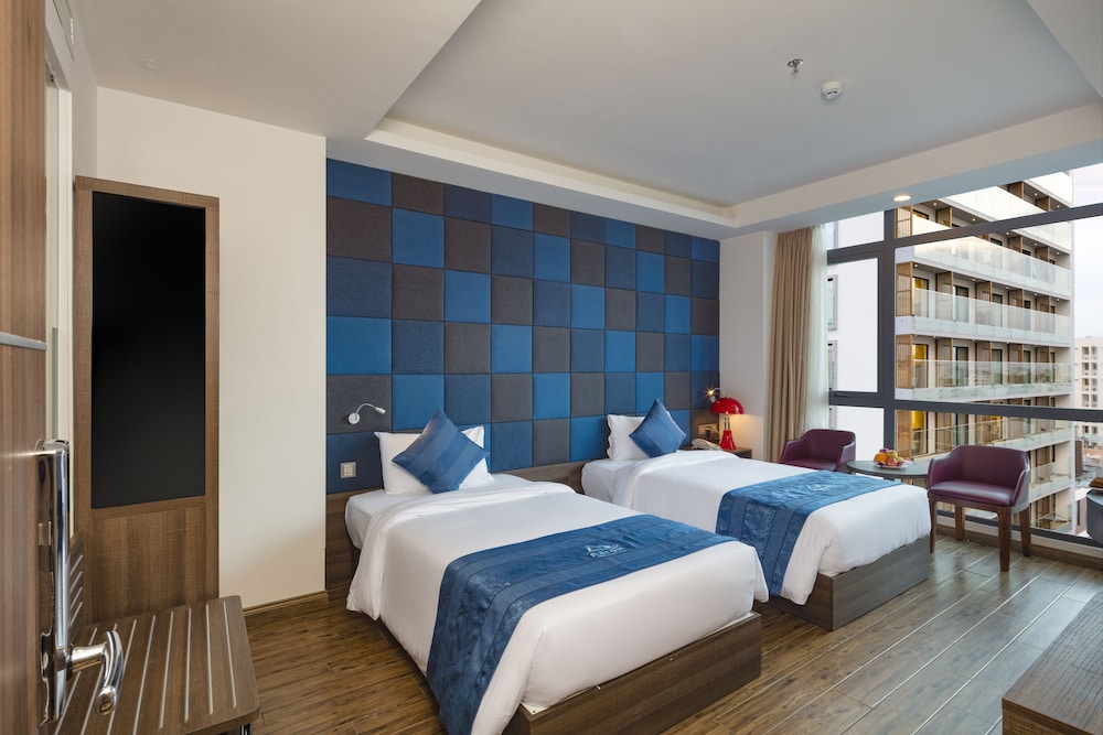 Senior Deluxe Room, City View photo 3
