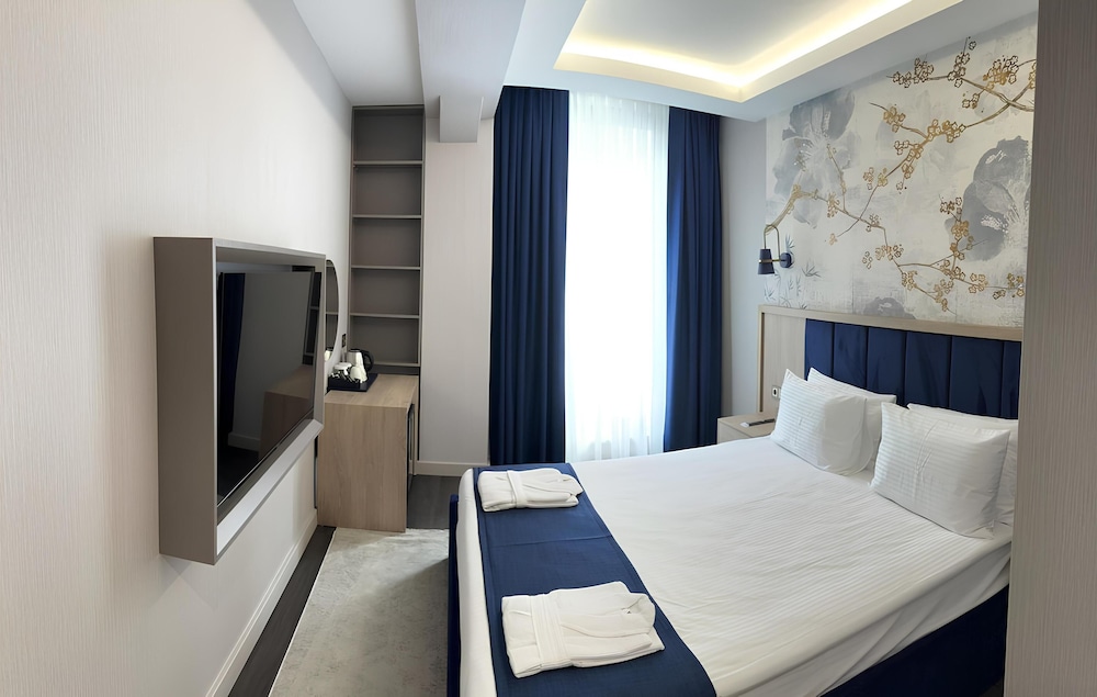 Deluxe Room, 1 Queen Bed photo 1