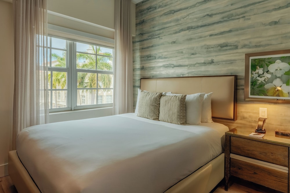 Premium Room, 1 King Bed, Balcony, Courtyard View - Photo 10