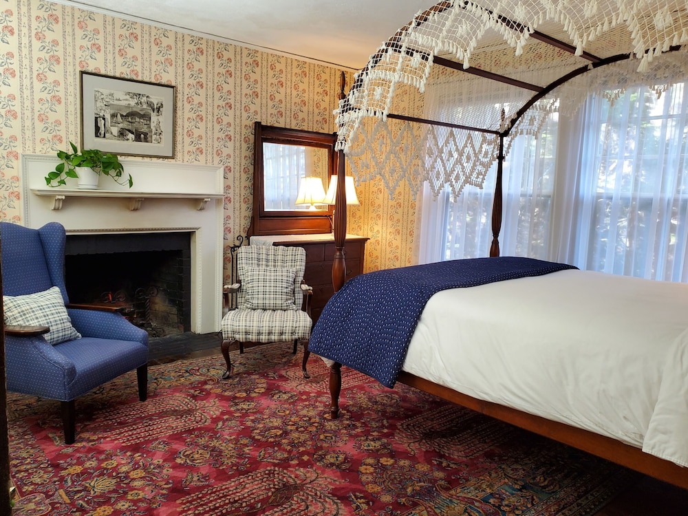 Deluxe Room, 1 Queen Bed, Fireplace (Room 10)