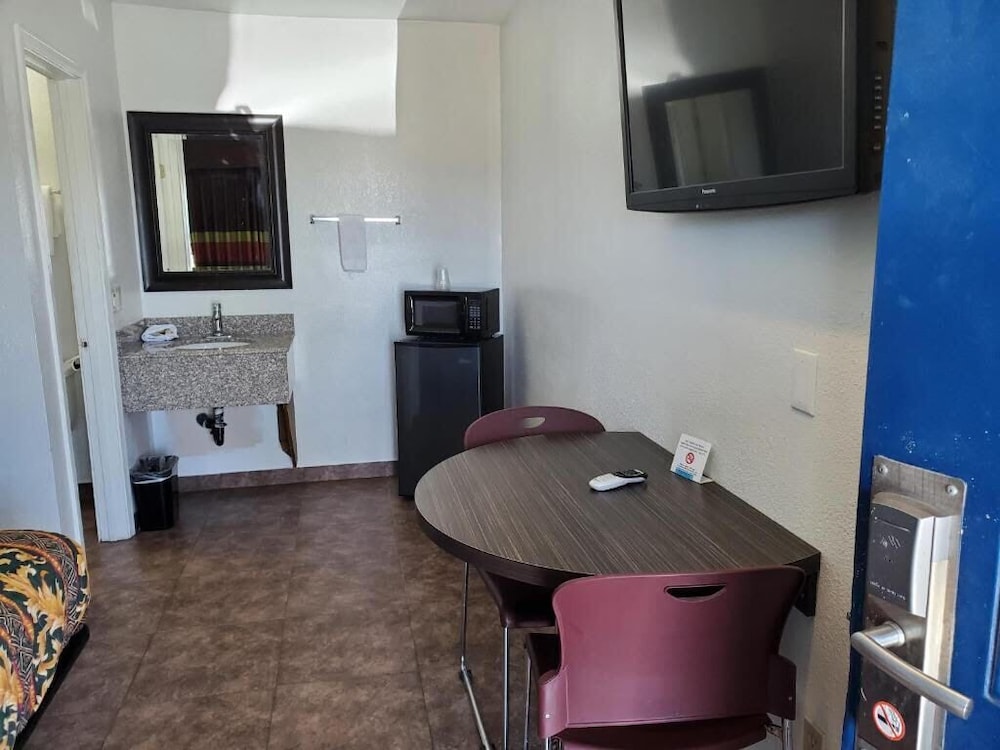 Deluxe Room, 1 King Bed, Smoking, Refrigerator & Microwave