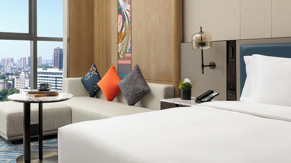 Premium Room, 1 King Bed, Bathtub, River View (Lounge Access) photo 1