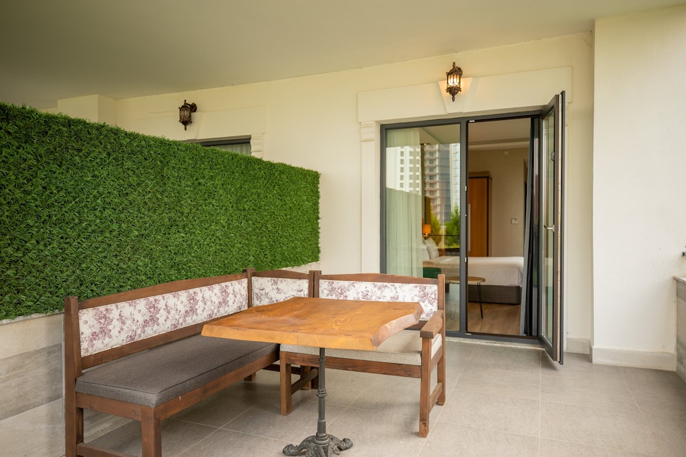 Suite, 1 King Bed, Smoking, Balcony - Photo 12