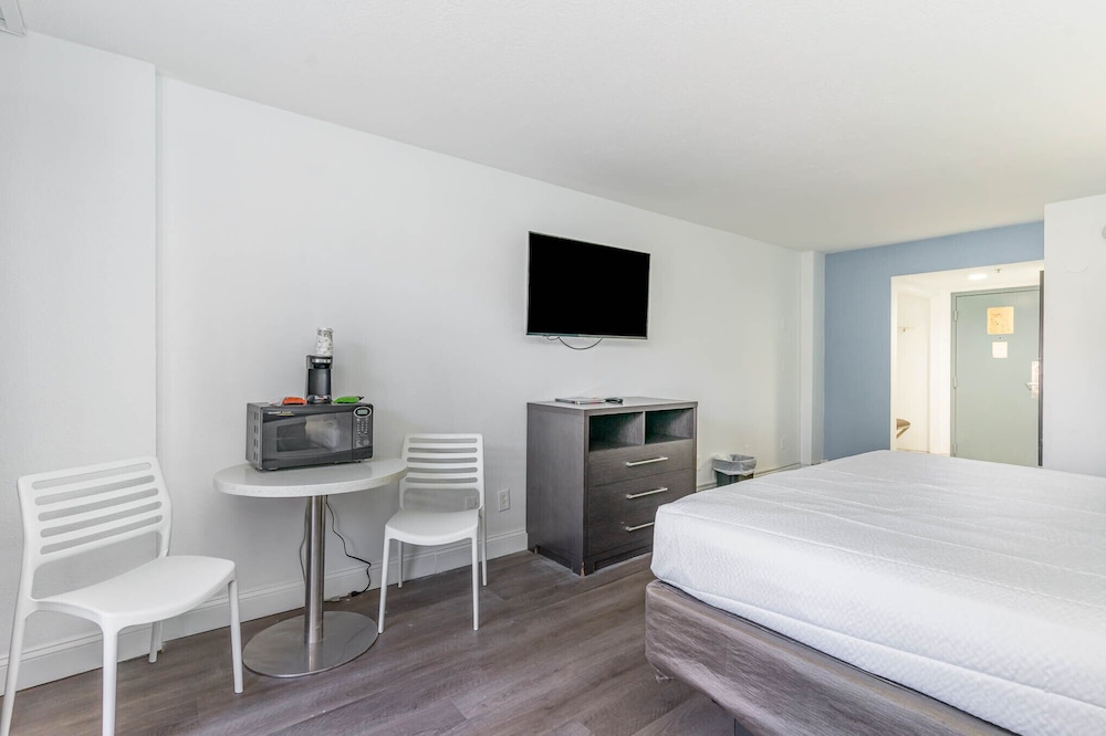 Oceanfront Room King Bed with Balcony photo 2