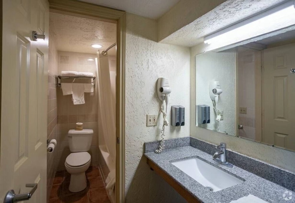 Classic Double Room, 1 King Bed photo 3