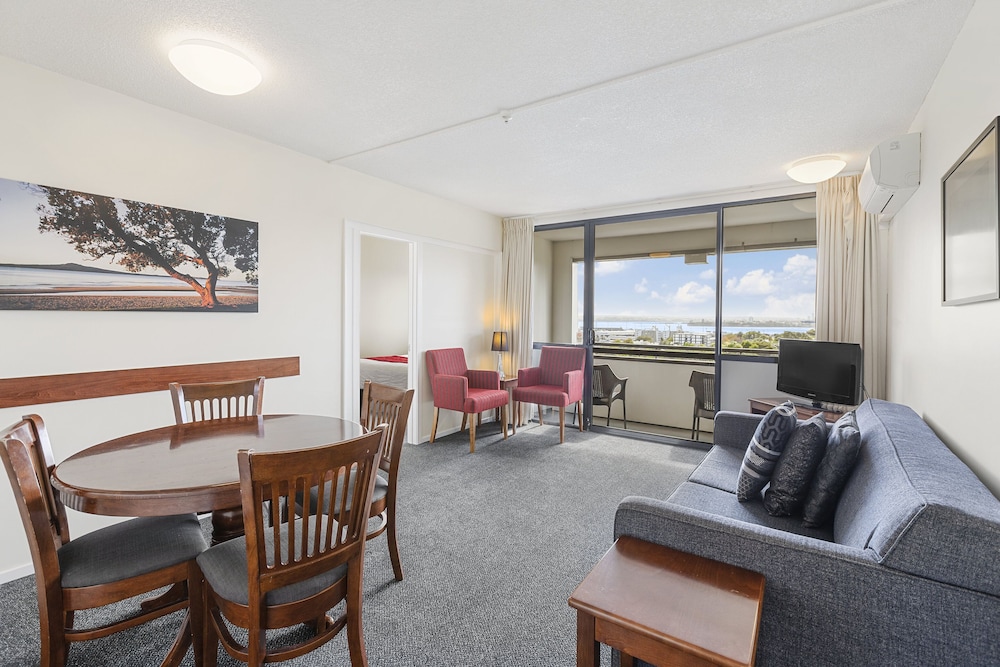 Two Bedroom Apartment - Balcony - Photo 5