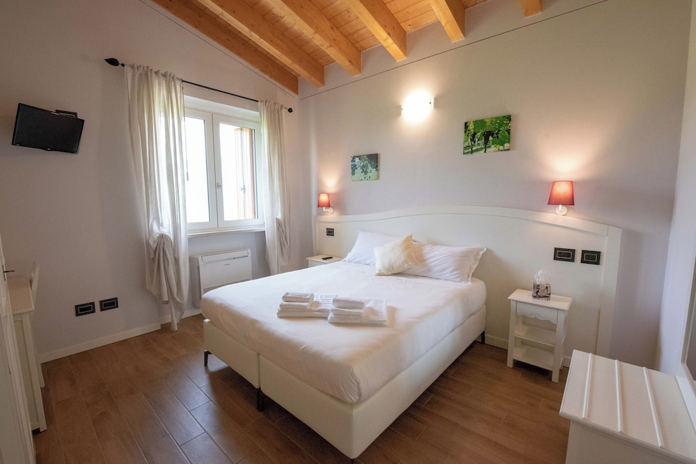 Classic Double or Twin Room, 1 Bedroom, Non Smoking, Hill View photo 1