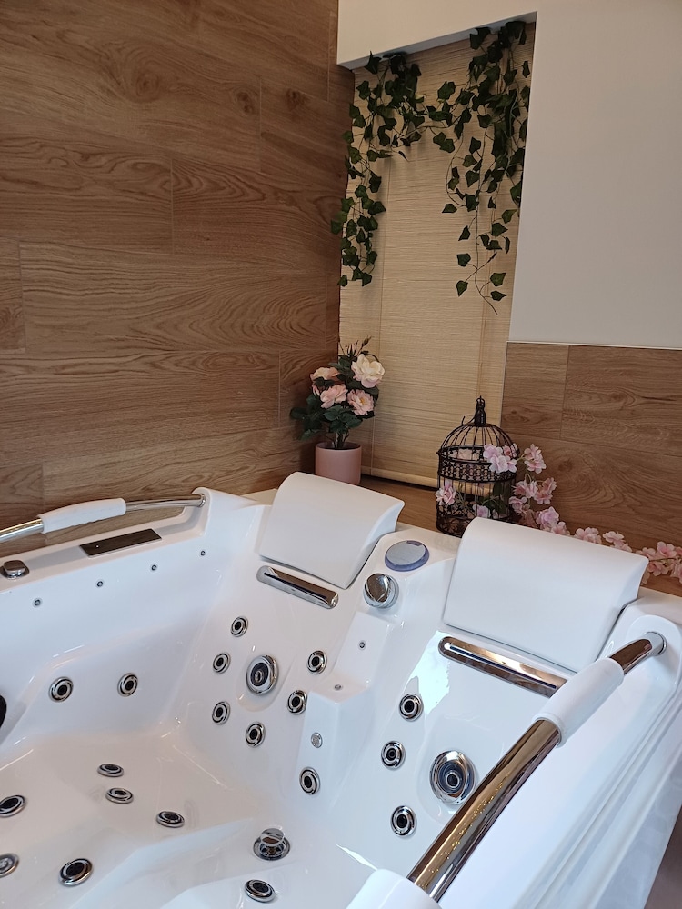 Luxury Suite, 1 King Bed, Hot Tub, Valley View photo 2