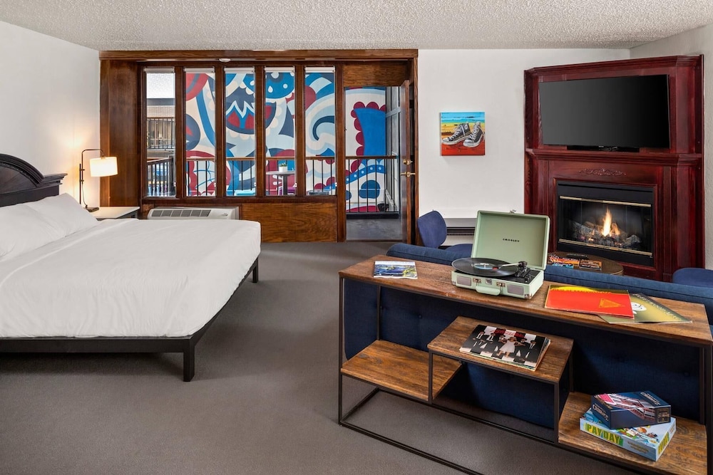 Suite, Multiple Beds, Non Smoking, Balcony (Pool View)