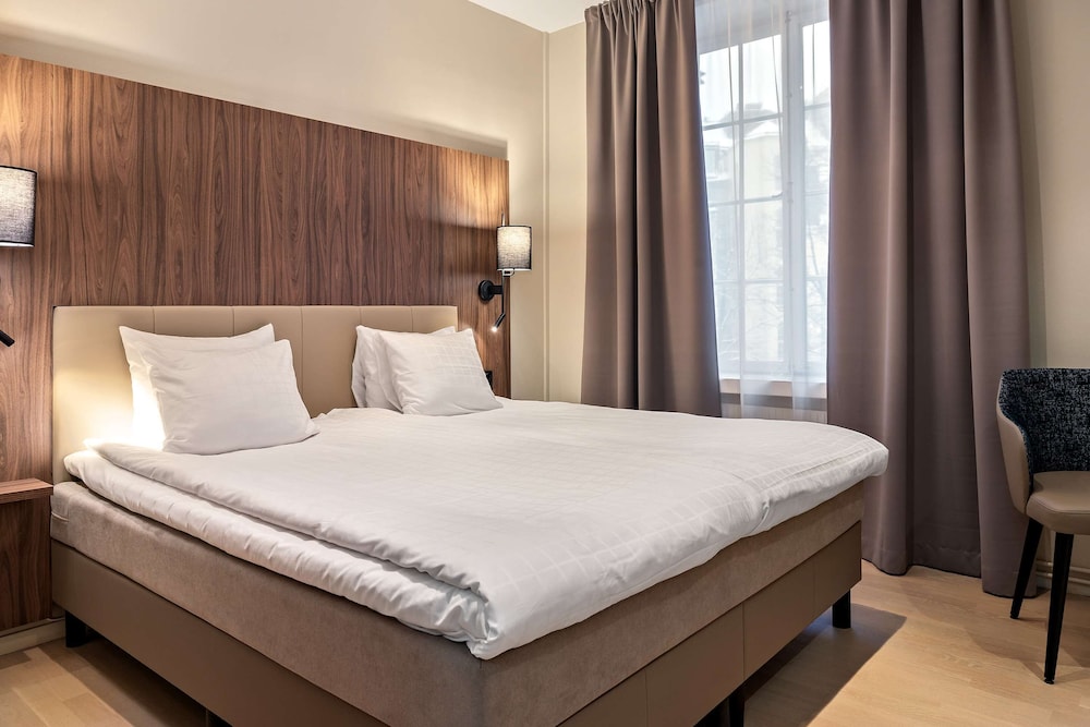 Standard Room, 1 King Bed, Non Smoking - Photo 4