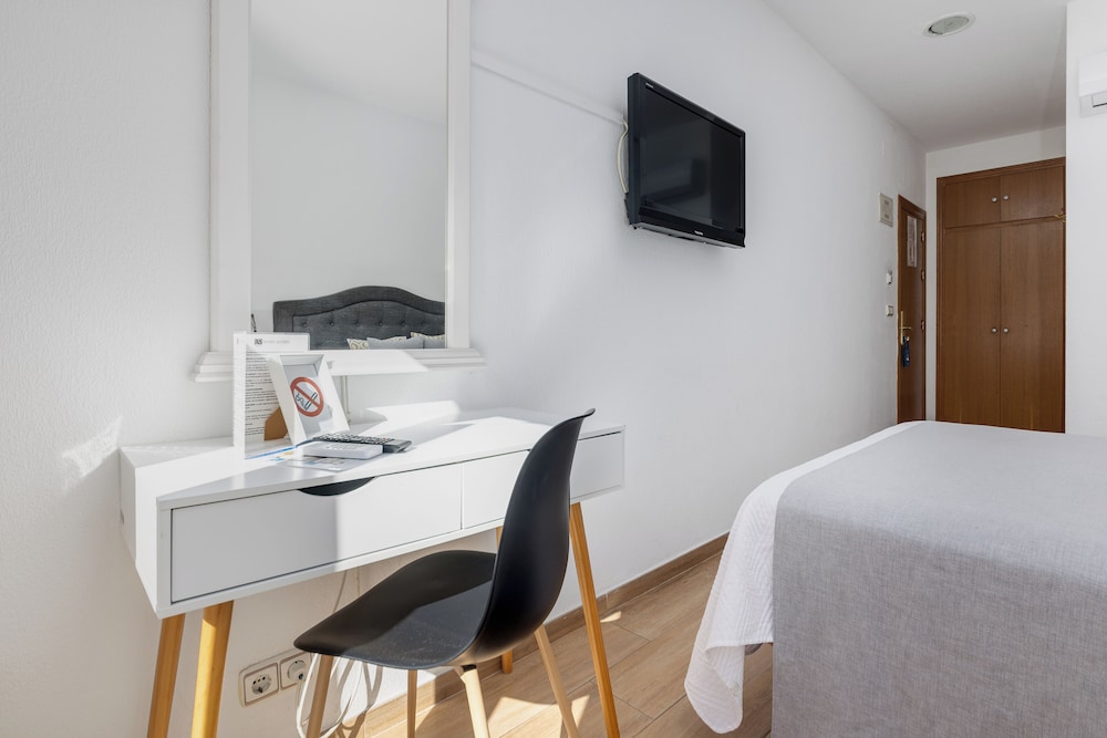 Standard Double or Twin Room - Photo 8
